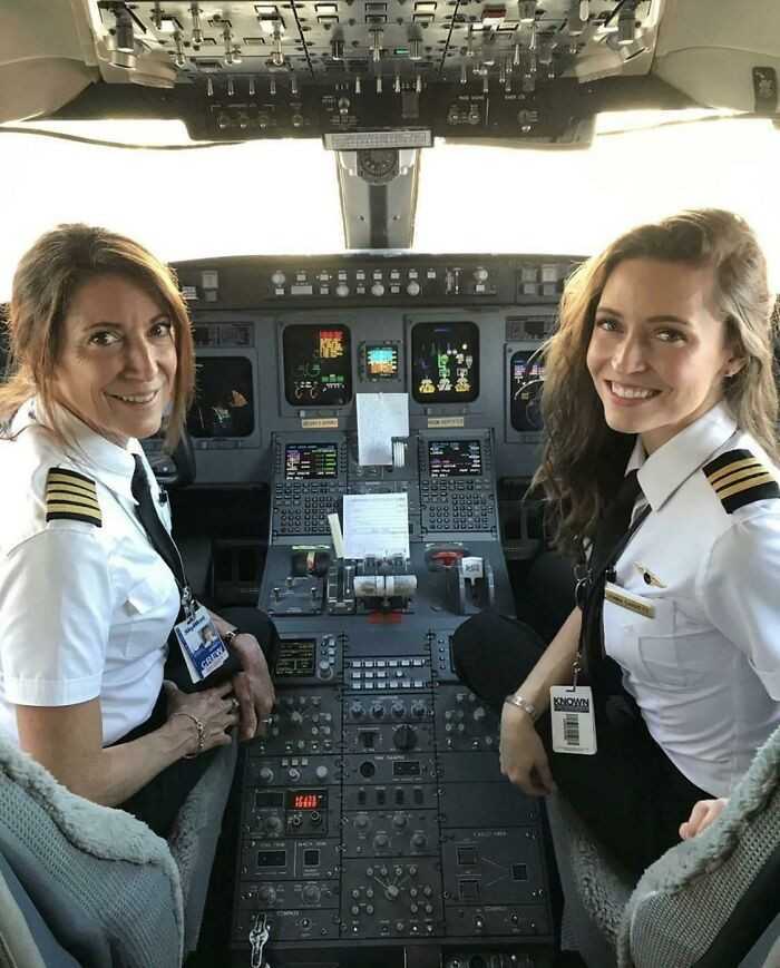 Suzy Garrett i jej córka Donna to pierwsza w historii para pilotów składająca się z matki i córki.